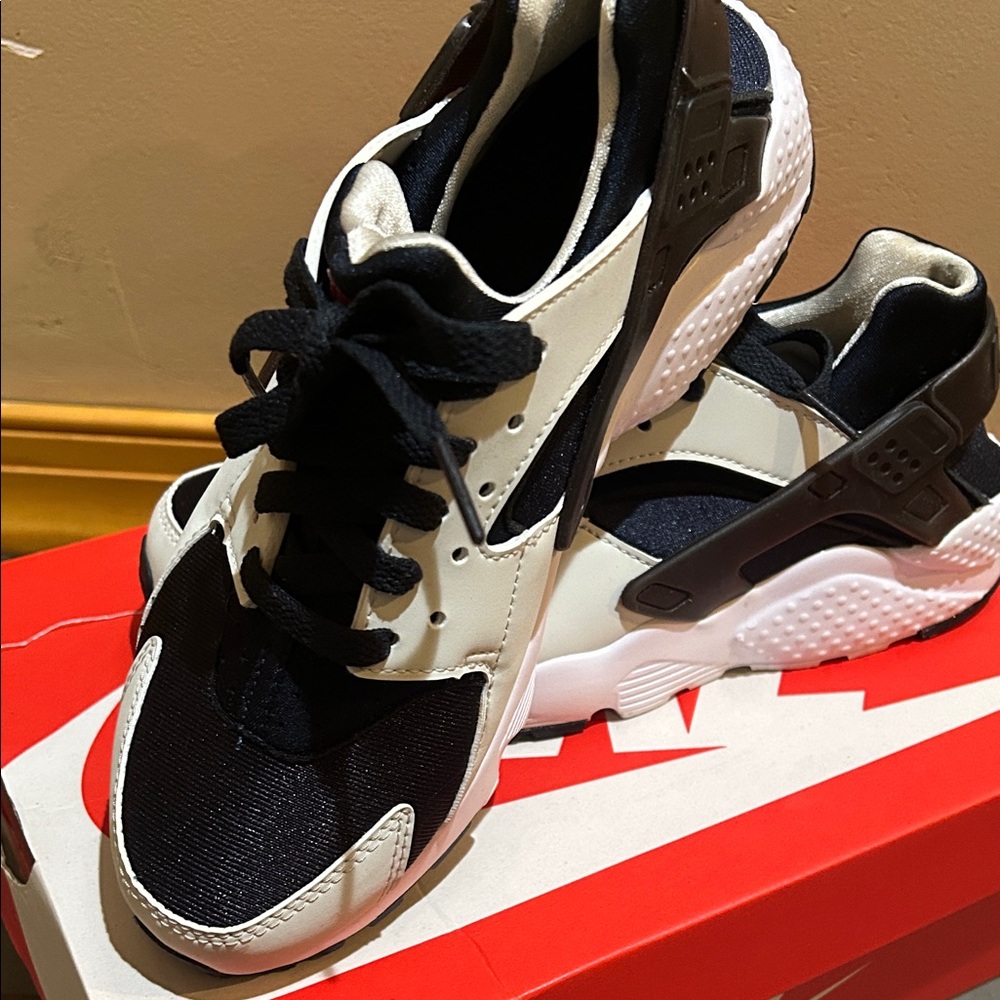 Nike Huarache Run GS in Black and Grey